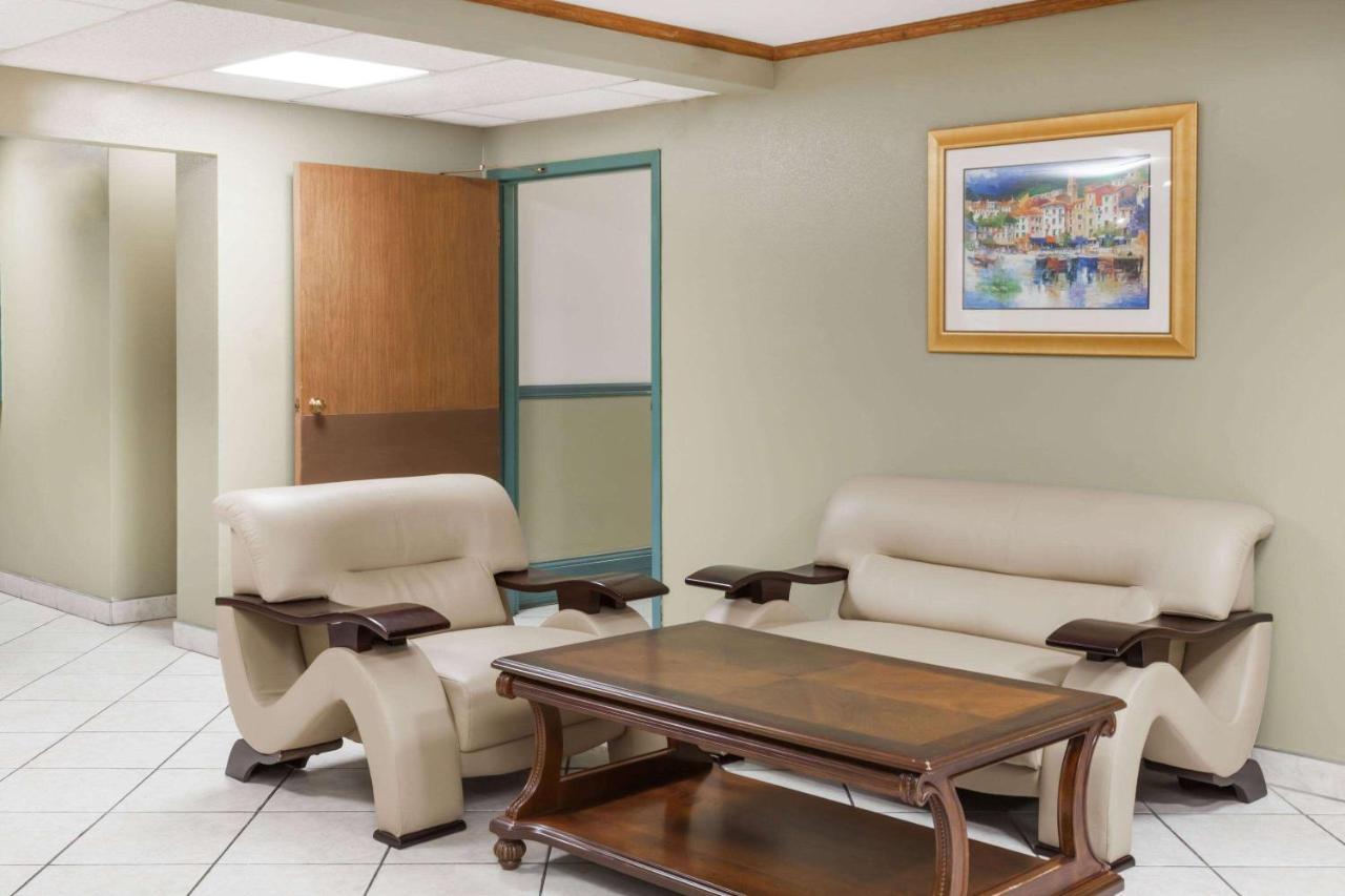 Hotel Baymont By Wyndham Decatur Extérieur photo