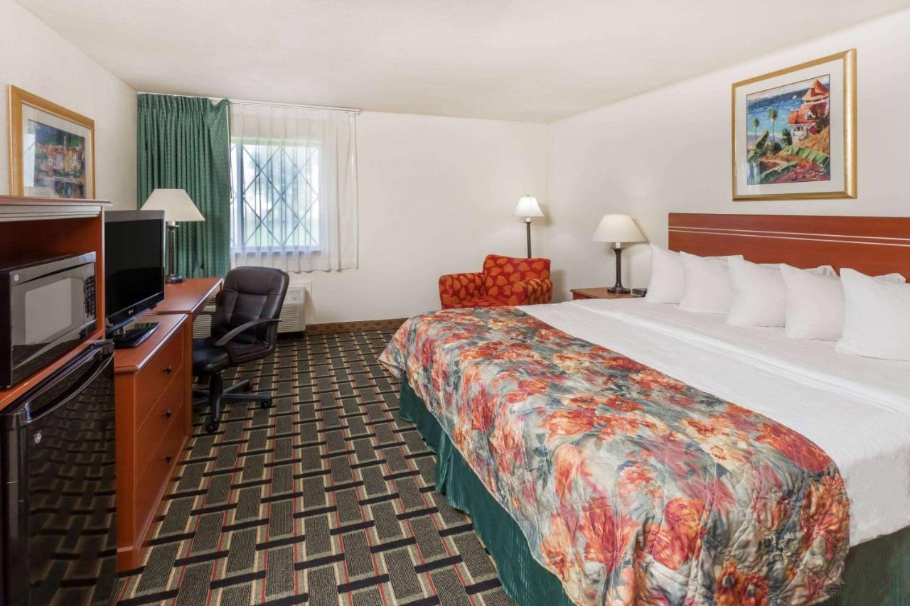 Hotel Baymont By Wyndham Decatur Extérieur photo